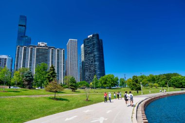 Chicago, IL - 25 Temmuz 2024 Mükemmel bir yaz gününde Chicago şehir merkezinden Lakefront patikasından gökyüzü.