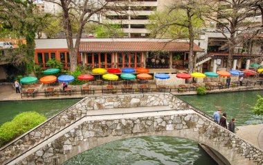 San Antonio, TX - 16 Mart 2008: Aziz Patrick Günü 'nde şehir nehri boyunca turistler ve yerel halk.