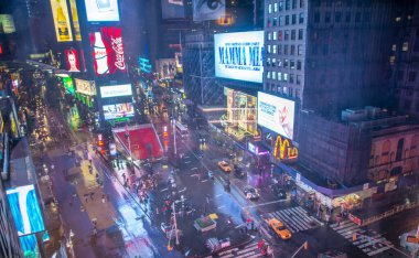 New York Şehri - Haziran 2013: Geceleri şehir sokakları ve binalar.