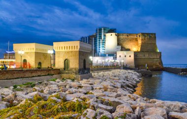 Napoli 'de gün batımında Castel Dell' Ovo.