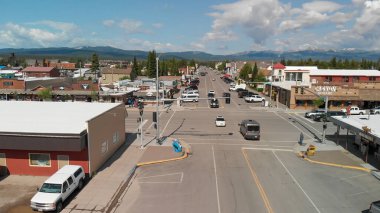 Batı Yellowstone, Montana - 10 Temmuz 2019: Şehir binalarının ve sokakların hava manzarası.