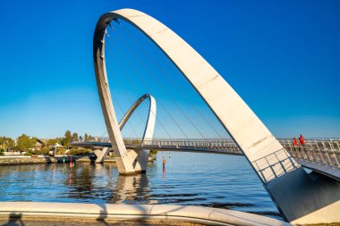 Perth, Avustralya - 31 Ağustos 2023: Günbatımında Elizabeth Quay Köprüsü.