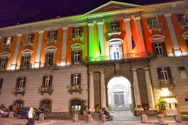 Güzel aydınlatılmış Piazza del Plebiscito geceleri mimarisini ve ihtişamını sergiliyor..