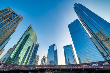 Şikago, IL - 25 Temmuz 2024 Şikago şehir merkezi gökdelenleri şehir nehri boyunca yapılan bir geziden inanılmaz bir gün batımı manzarası.