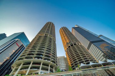 Şikago, IL - 25 Temmuz 2024 Şikago şehir merkezi gökdelenleri şehir nehri boyunca yapılan bir geziden inanılmaz bir gün batımı manzarası.