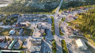 Radyum Kaplıcaları 'nın havadan görünüşü, Kootenay Ulusal Parkı.