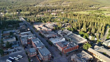 Güzel bir yaz gününde Banff Town 'ın hava manzarası. Alberta - Kanada.