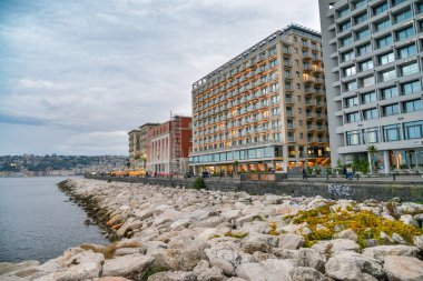 Napoli sahilinin üzerinde canlı gökyüzü renkleriyle güzel bir gün batımı.