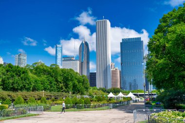 Chicago, IL - 25 Temmuz 2024 Chicago şehir merkezi gökdelenleri Millennium Park 'tan mavi gökyüzü.