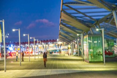 Napoli, İtalya. Geceleri tren istasyonu boyunca galeri gezer..