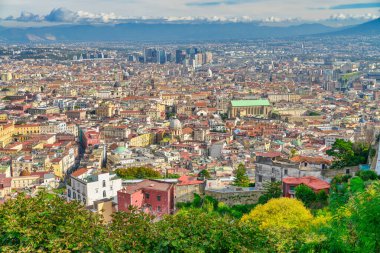 Vomero 'dan Napoli' nin büyüleyici panoramik manzarası, şehri ve Vezüv Dağı 'nı gözler önüne seriyor..