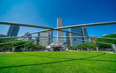 Chicago, IL - 26 Temmuz 2024: Pritzker Pavyonu bir yaz gününde.
