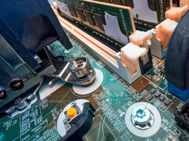 Devre kartını mikroçipler ve diğer bilgisayar parçalarıyla kapat. RAM bellek yuvaları.