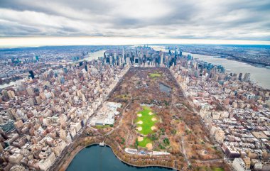 Manhattan Central Park ve New York City, ABD 'de kış mevsiminde helikopterden gökyüzü..