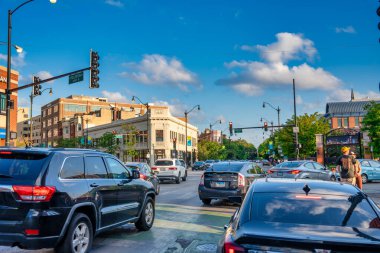 Chicago, IL - 27 Temmuz 2024: Wicker Park sokakları ve trafik.