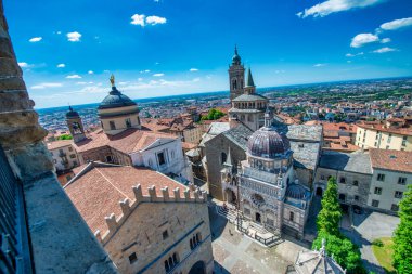 Bergamo Alta 'nın ortaçağ sokakları ve binaları güneşli bir yaz gününde, İtalya.