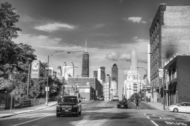 Chicago, IL - 27 Temmuz 2024: Kenar mahallelerde şehir trafiği.