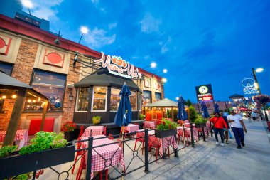 Niagara Şelalesi, Kanada - 5 Ağustos 2024: Yaz mevsiminde Niagara Şelalesi şehir merkezi sokakları ve binaları.