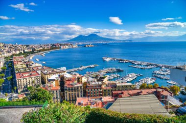 Arkasında Akdeniz olan Posillipo tepesinden Napoli 'nin panoramik manzarası.