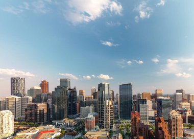 Günbatımında Calgary 'nin panoramik hava manzarası, Alberta - Kanada.