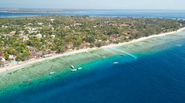 Güneşli bir günde, Endonezya 'nın Gili Hava Sahil Hattı' nın inanılmaz hava manzarası.