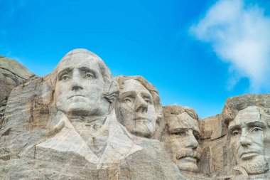 Amerika Birleşik Devletleri 'ndeki Rushmore Dağı Ulusal Anıtı. Yaz mevsimi renkleri.