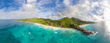 Seychelle Adaları 'nın havadan görünüşü. Gün batımında La Digue Panoraması.