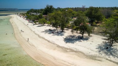 Güneşli bir günde, Endonezya 'nın Gili Trawangan kıyı şeridinin inanılmaz hava manzarası.