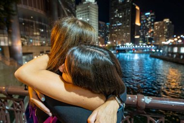 Şikago 'da gece yarısı kızını kucaklayan bir kadın..
