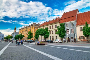 Vilnius, Litvanya - 9 Temmuz 2017: Güneşli bir yaz gününde Vilnius şehir merkezindeki eski binalar.