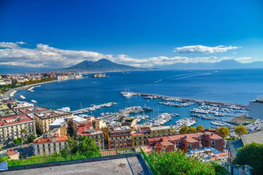 Arkasında Akdeniz olan Posillipo tepesinden Napoli 'nin panoramik manzarası.