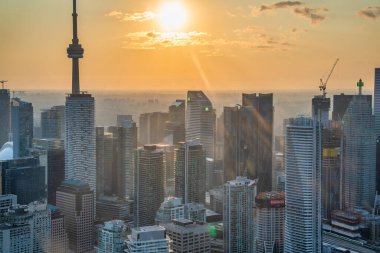 Nefes kesici Toronto Skyline. Yukarıdan Günbatımı Hava Perspektifi.