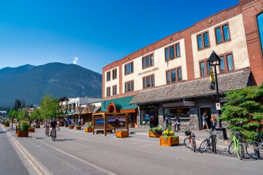 Banff, Kanada - 21 Temmuz 2024: Kayalıklar Arasındaki Yaz Banff Caddelerinde Dolaşmak.