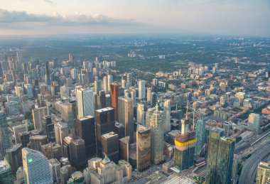 Alacakaranlık Toronto üzerinde. Helikopterden çarpıcı hava görüntüsü.