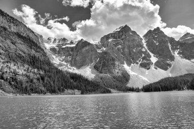 Alp Cenneti - Moraine Gölü 'nde Yürüyüş ve Manzaralar.
