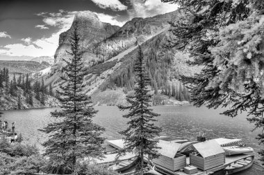 El değmemiş Güzellik - Moraine Gölü 'nün Turkuaz Suları ve Yazın Yüksek Tepeleri.