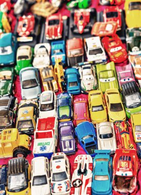 Madrid, İspanya - 30 Ekim 2022: Sokak bit pazarı boyunca renkli minyatür araba koleksiyonu.