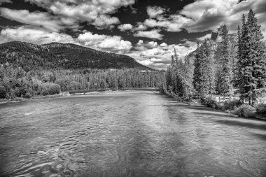 Banff Town 'un karşısındaki Bow Nehri Alberta, Kanada.