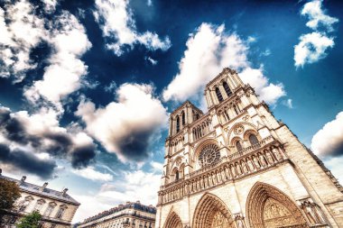 Güzel güneşli bir günde Paris 'teki Notre Dame Katedrali cephesi