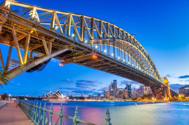 Sydney Limanı Köprüsü Akşam Mavi Saatinde Parlıyor.