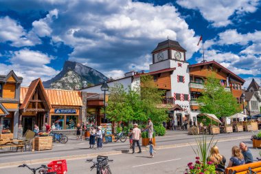 Banff, Kanada - 15 Temmuz 2024: Banff sokakları - Kanada Kayalıkları Arasındaki Şehir Büyüsünü Yakalamak.