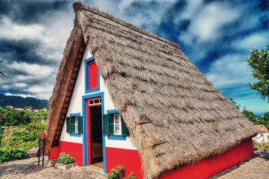 Madeira Adası, geleneksel ev köyü manzarası, Portekiz. Santana şehri güneşli bir günde.