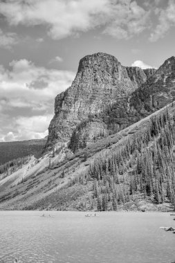 Huzurlu Güzellik - Moraine Gölü 'nün Yansıtıcı Suları Etrafı Rocky Dağlarıyla çevrili.