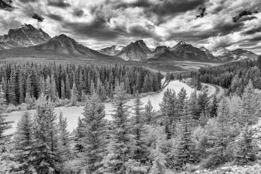 Banff, Kanada çevresindeki dağlar ve nehirler.