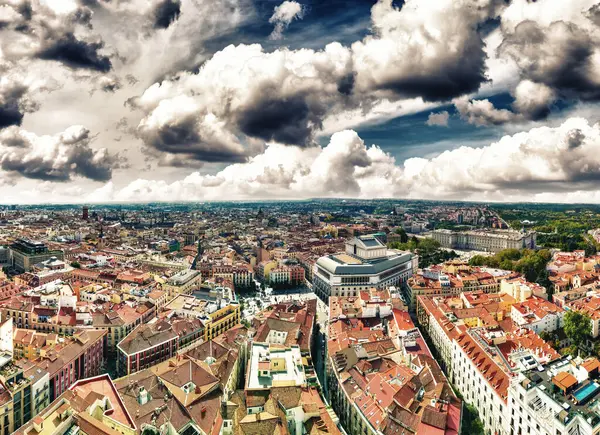 Şehir merkezinin muhteşem panoramik manzarası ve günbatımında dönüm noktaları, Madrid.