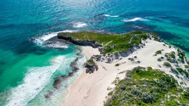 Yukarıdan Jurien Körfezi 'nden Sandy Cape Reserve: Turkuaz suları ve kumlu kıyıları olan sakin bir kaçış.