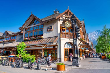 Banff, Kanada - 21 Temmuz 2024: Kayalıklar Arasındaki Yaz Banff Caddelerinde Dolaşmak.