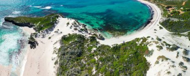 Jurien Körfezi 'ndeki Sandy Cape Reserve' in çarpıcı insansız hava aracı perspektifi dokunulmamış sahil güzelliğini gözler önüne seriyor..