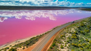 Hutt Gölü 'nün canlı pembe renkleri Batı Avustralya' nın doğal harikalarından biri olan yukarıdan çekildi..