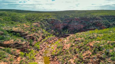 Kalbarri Ulusal Parkı 'ndaki Z Bend kaya oluşumu ve Kanyon' un göz alıcı kuş bakışı görüntüsü..